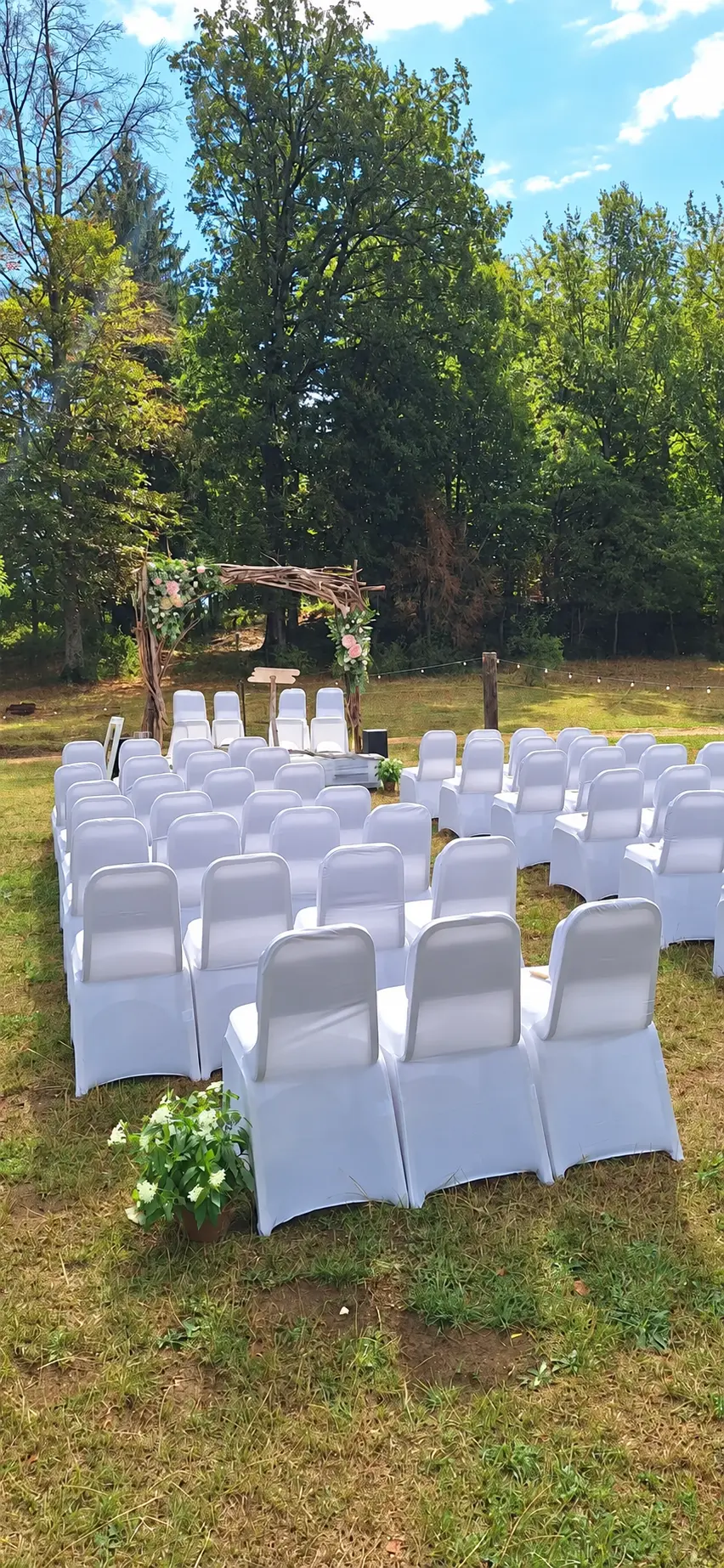 Chaises installées à l’extérieur pour une cérémonie