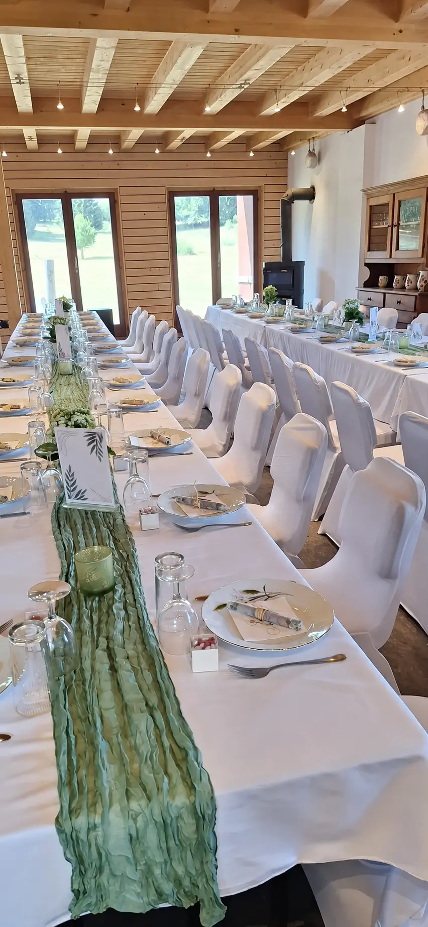 Salle du stand préparée avec de longues tables